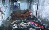 [ẢNH] Những nguy hiểm rình rập tại hiện trường vụ cháy khu nhà trọ bệnh nhân ở đường Đê La Thành